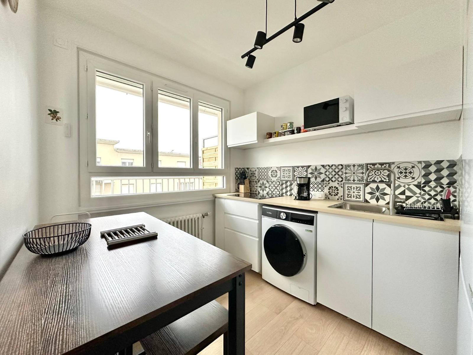 4-2462198440134022308