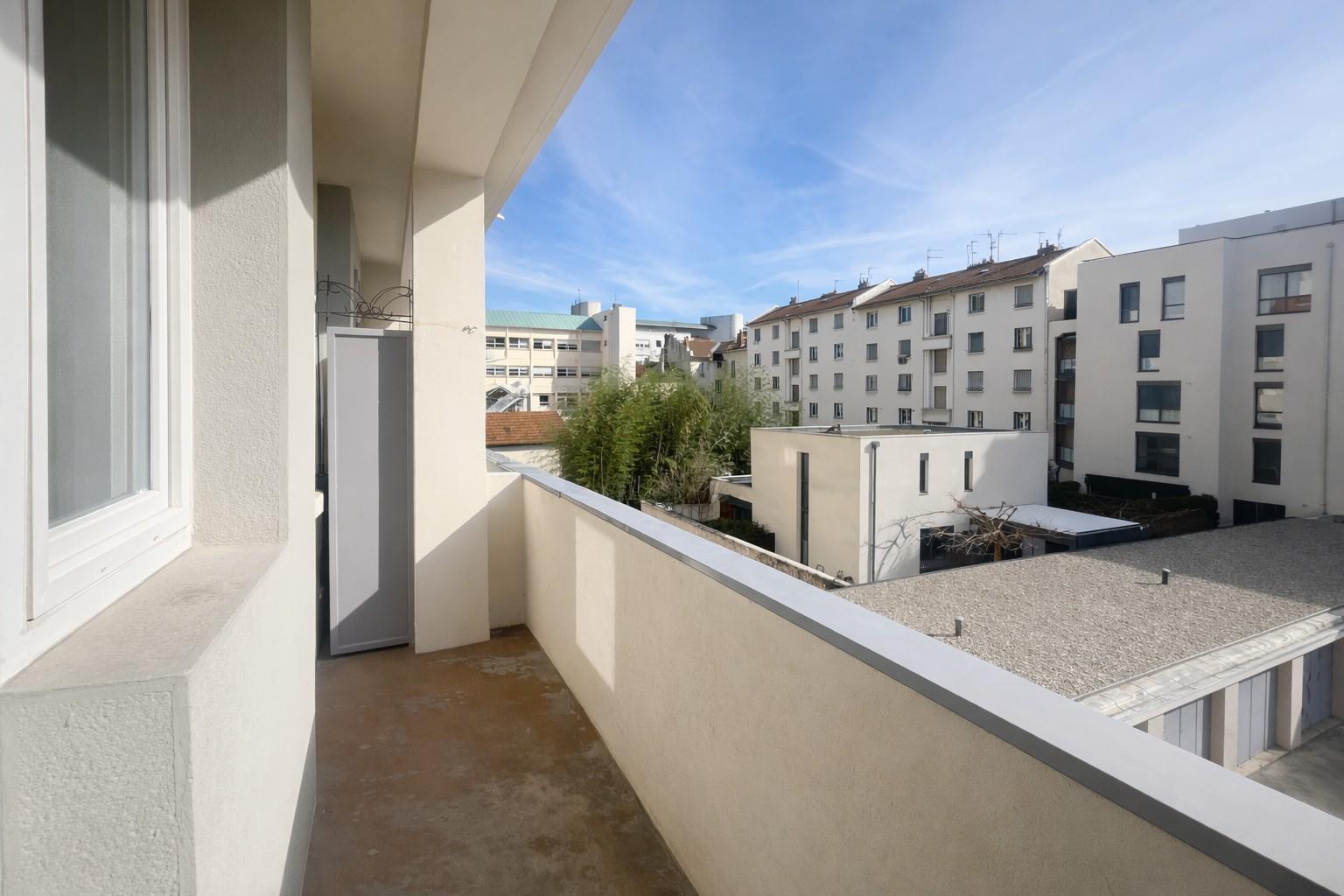 balcon-4901376901861269562