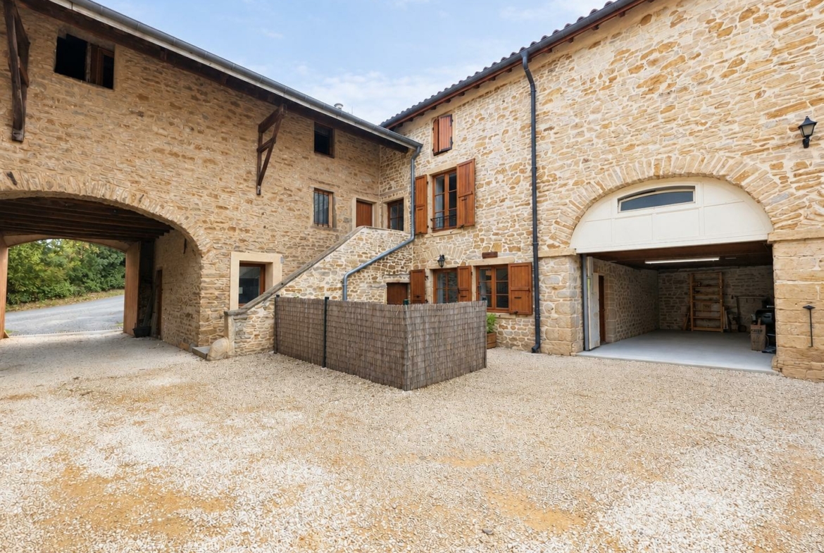 Cour_int_rieure_en_pierre_rustique_1-730268048111047694