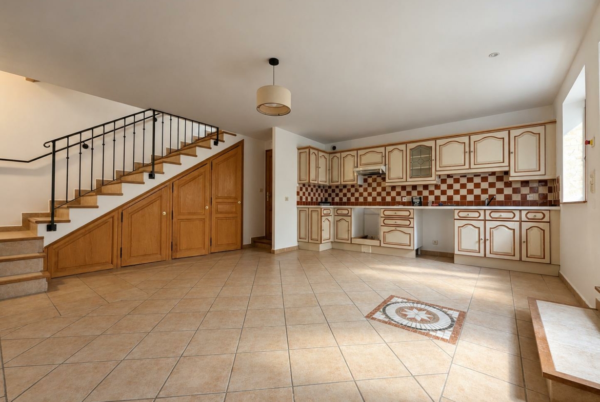 Int_rieur_lumineux_avec_cuisine_et_escalier_1_1-8872790884083235935